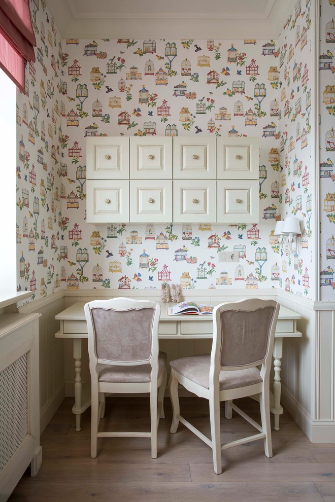 Aménagement d'une chambre de fille de 4 à 10 ans classique avec un bureau, un mur multicolore et un sol en bois brun.