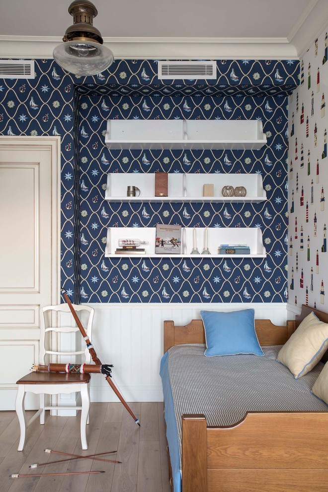 Ejemplo de dormitorio infantil de 4 a 10 años clásico con paredes multicolor y suelo de madera en tonos medios