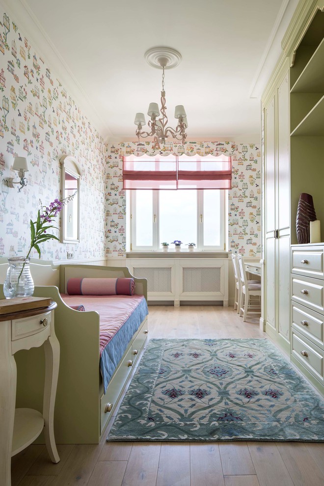 モスクワにあるトラディショナルスタイルのおしゃれな子供部屋 (マルチカラーの壁、無垢フローリング、児童向け) の写真