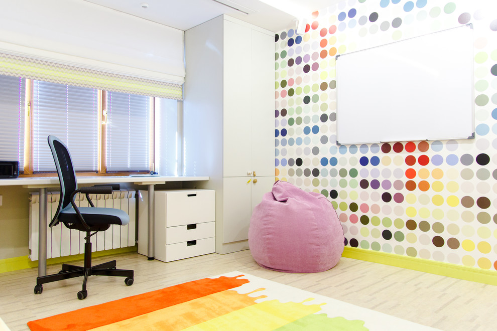 Foto de habitación infantil unisex de 4 a 10 años contemporánea de tamaño medio con escritorio, paredes multicolor y suelo de corcho