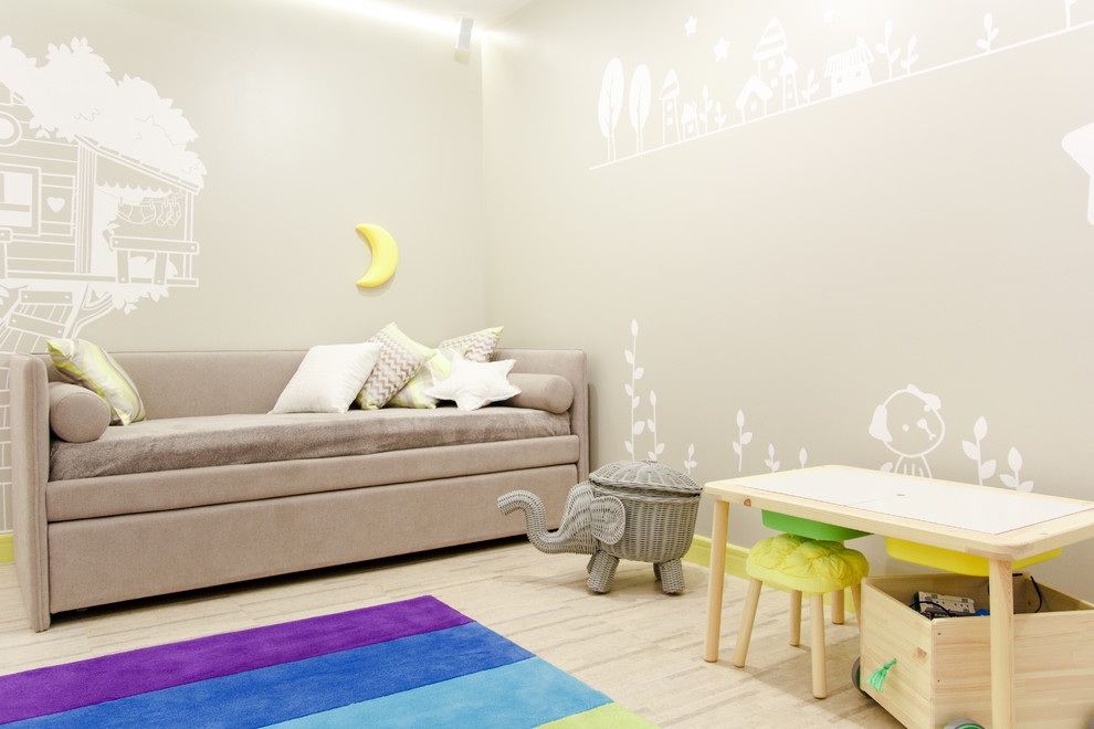 Inredning av ett modernt mellanstort könsneutralt barnrum för 4-10-åringar och kombinerat med sovrum, med grå väggar och korkgolv