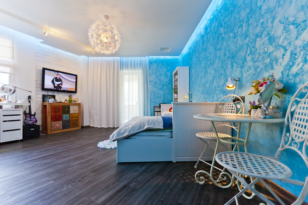 Mittelgroßes Skandinavisches Kinderzimmer mit Schlafplatz, blauer Wandfarbe, Vinylboden und grauem Boden in Sonstige