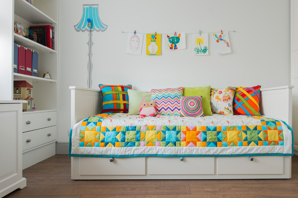 Идея дизайна: маленькая детская в современном стиле с спальным местом и белыми стенами для на участке и в саду, ребенка от 4 до 10 лет, девочки