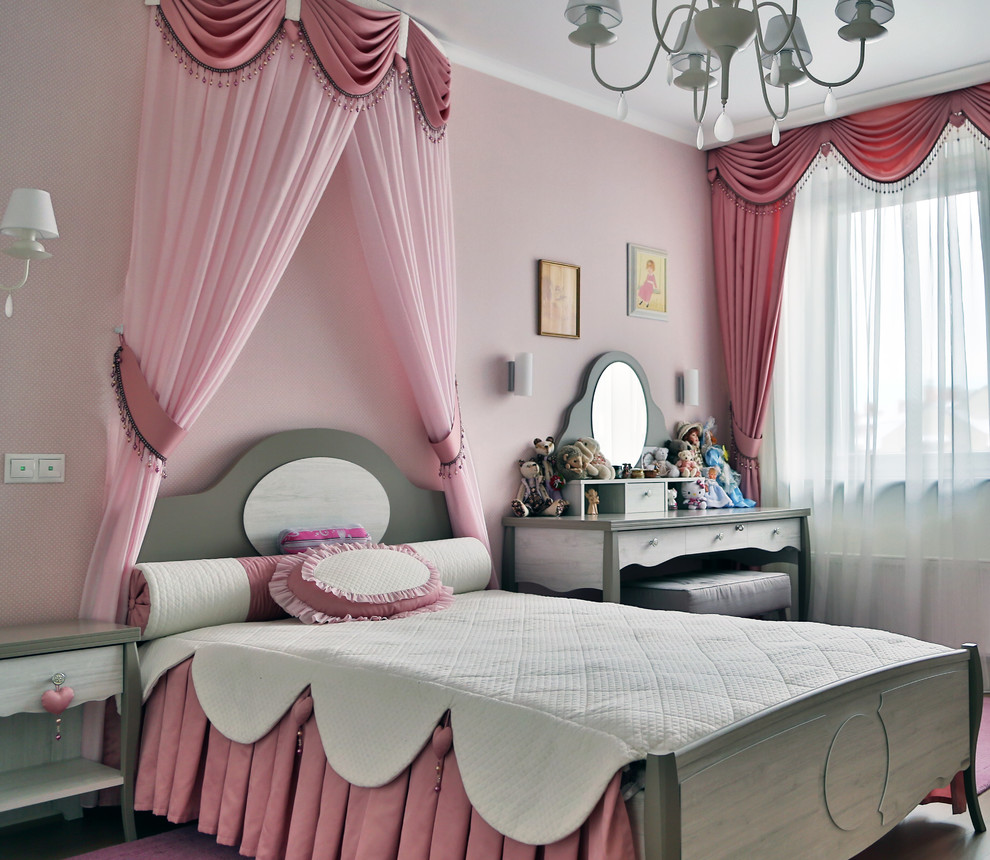 На фото: детская в классическом стиле с спальным местом и розовыми стенами для девочки