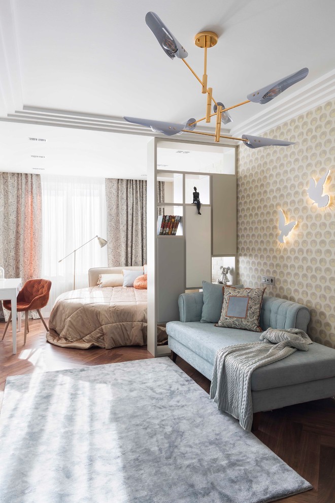 Inspiration för klassiska flickrum kombinerat med sovrum, med beige väggar, mellanmörkt trägolv och brunt golv