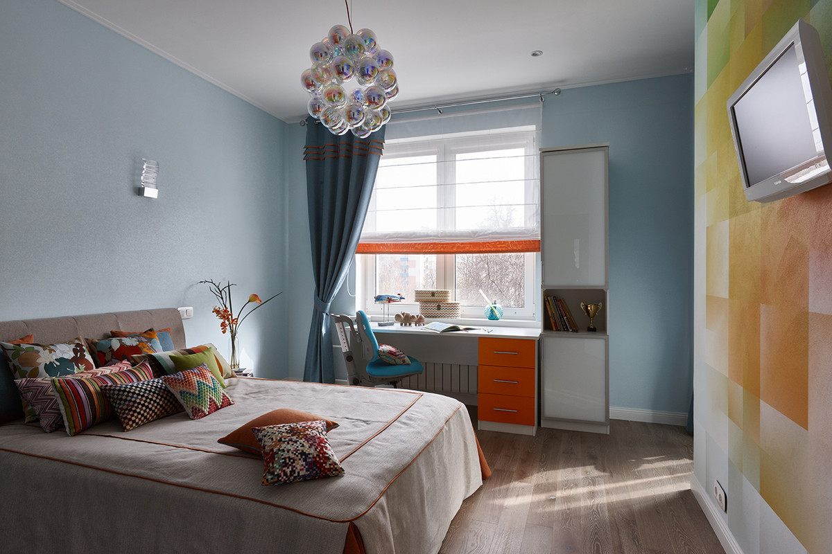 Idee per una cameretta neutra minimal con pareti blu e pavimento in legno massello medio