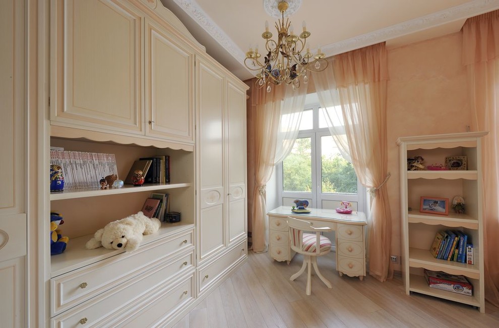 Foto di una cameretta per bambini da 4 a 10 anni chic di medie dimensioni con pareti rosa e pavimento in legno massello medio