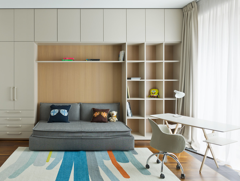 Пример оригинального дизайна: нейтральная детская в стиле модернизм с рабочим местом, бежевыми стенами, паркетным полом среднего тона и коричневым полом