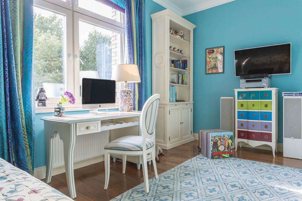 Inspiration för eklektiska barnrum kombinerat med skrivbord, med blå väggar och mörkt trägolv