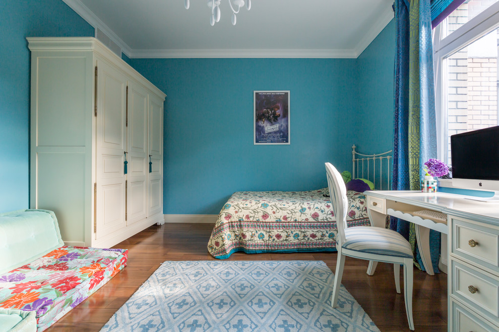 Inspiration för klassiska barnrum, med blå väggar och mellanmörkt trägolv