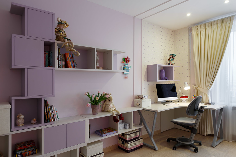 Пример оригинального дизайна: детская среднего размера в современном стиле с фиолетовыми стенами и паркетным полом среднего тона для ребенка от 4 до 10 лет
