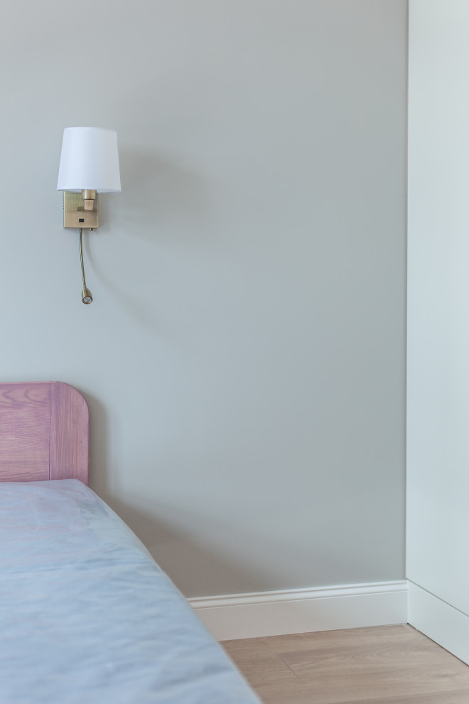Cette photo montre une chambre d'enfant de 4 à 10 ans chic de taille moyenne avec un mur rose, sol en stratifié et un sol beige.