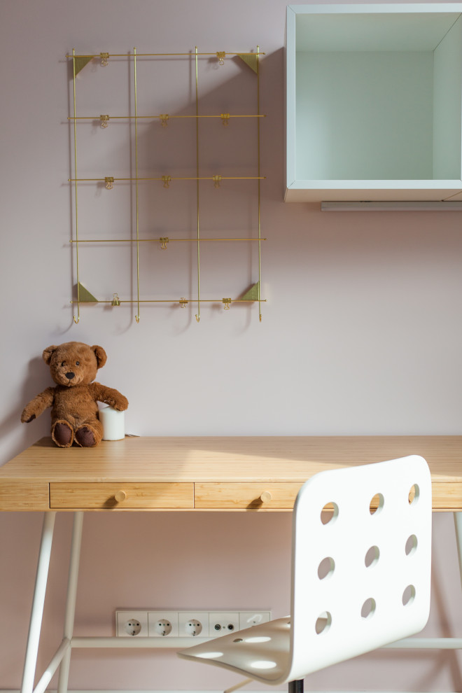Immagine di una cameretta per bambini da 4 a 10 anni chic di medie dimensioni con pareti rosa, pavimento in laminato e pavimento beige