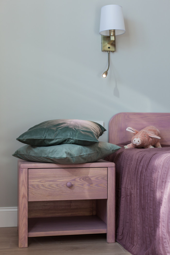Idéer för ett mellanstort klassiskt flickrum kombinerat med sovrum och för 4-10-åringar, med rosa väggar, laminatgolv och beiget golv