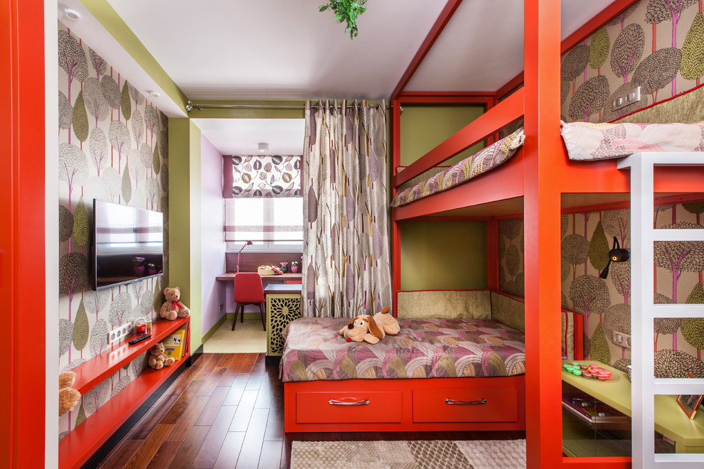 Modernes Kinderzimmer mit Schlafplatz, grüner Wandfarbe, braunem Holzboden und braunem Boden in Moskau