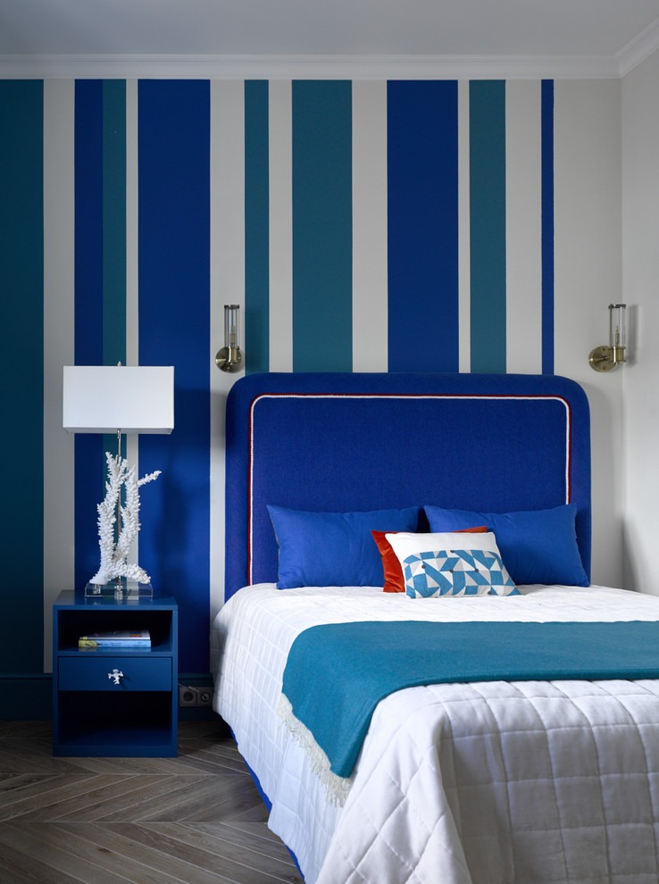 Ejemplo de dormitorio infantil contemporáneo con paredes azules, suelo de madera en tonos medios y suelo marrón