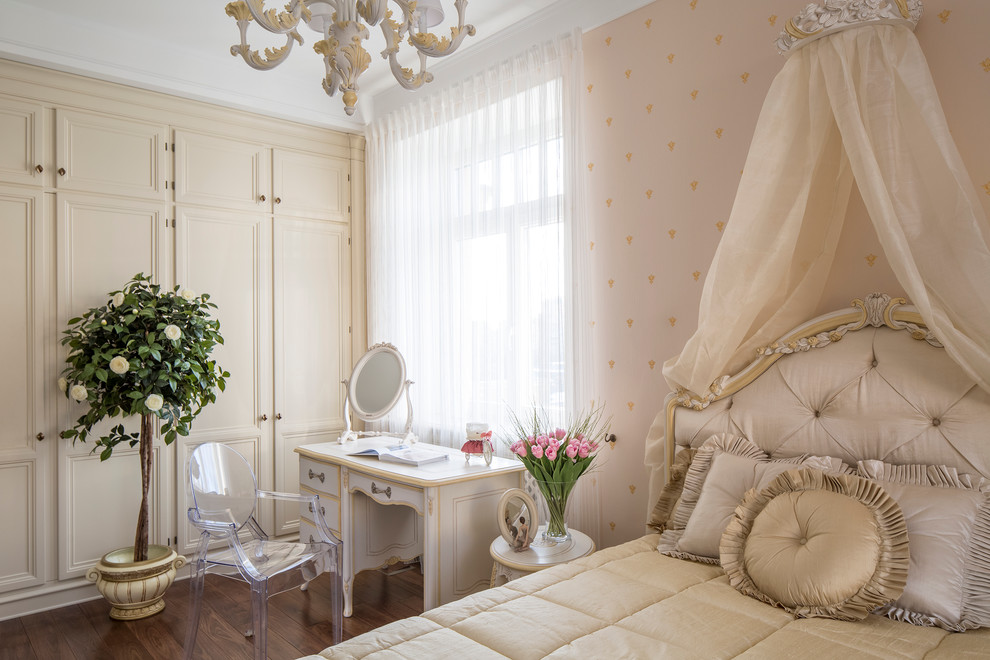 モスクワにあるトラディショナルスタイルのおしゃれな女の子の部屋 (濃色無垢フローリング、マルチカラーの壁) の写真