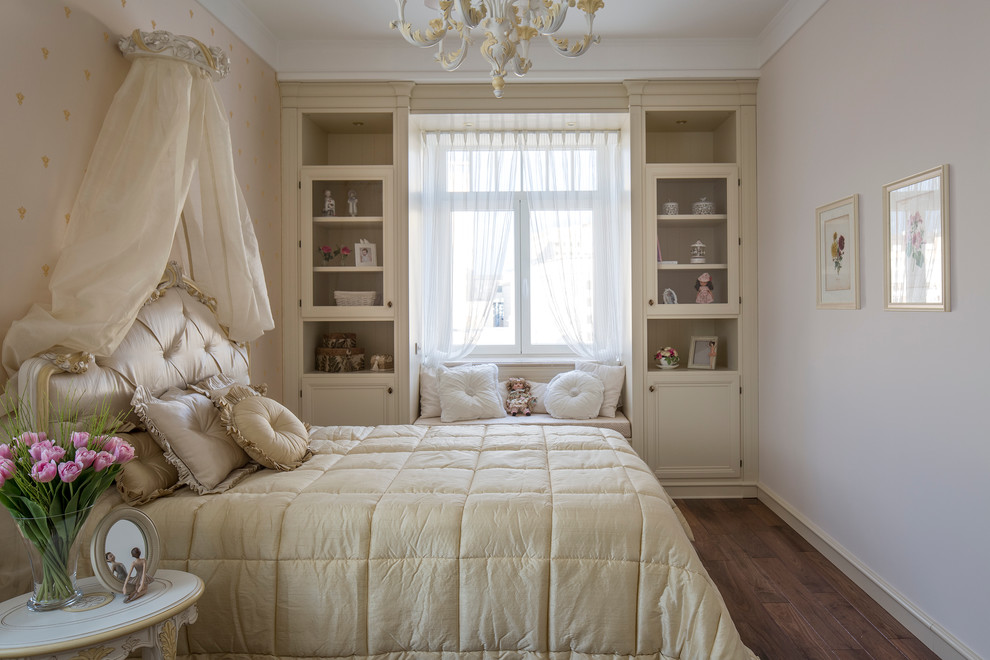 Idées déco pour une chambre de fille classique avec un mur beige et parquet foncé.