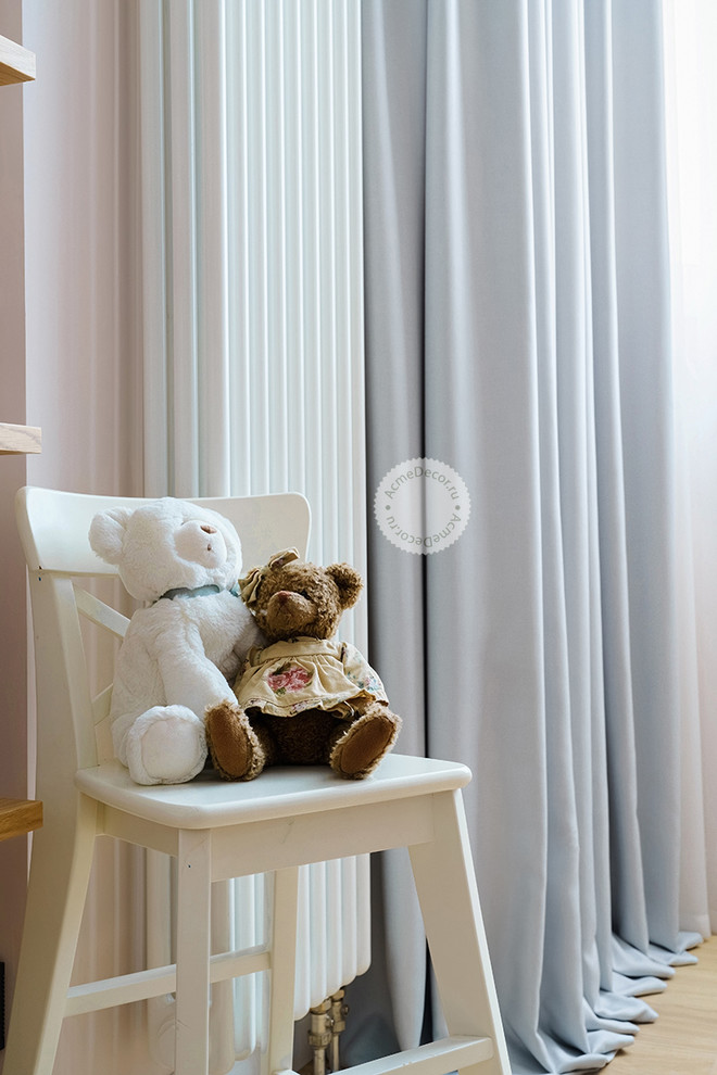 На фото: детская среднего размера в стиле неоклассика (современная классика) с спальным местом, розовыми стенами, полом из линолеума и бежевым полом для ребенка от 4 до 10 лет, девочки