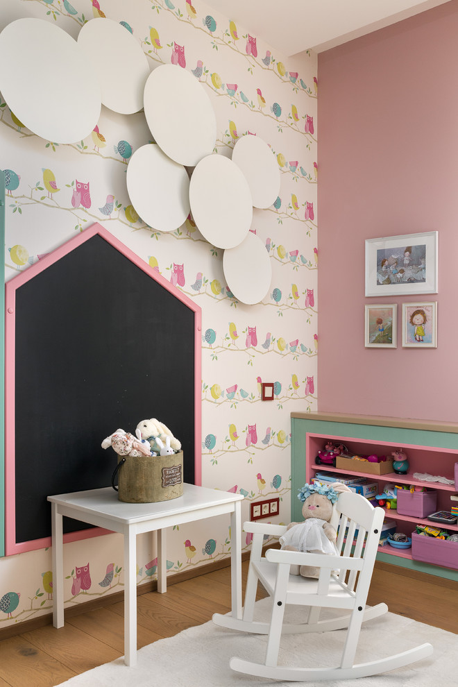 На фото: детская с игровой в современном стиле с разноцветными стенами и светлым паркетным полом для ребенка от 1 до 3 лет, девочки
