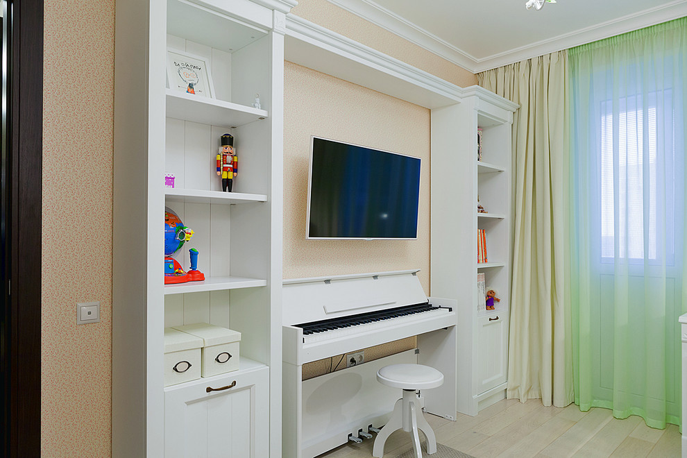 Foto de habitación de niña actual con paredes beige y suelo de madera clara