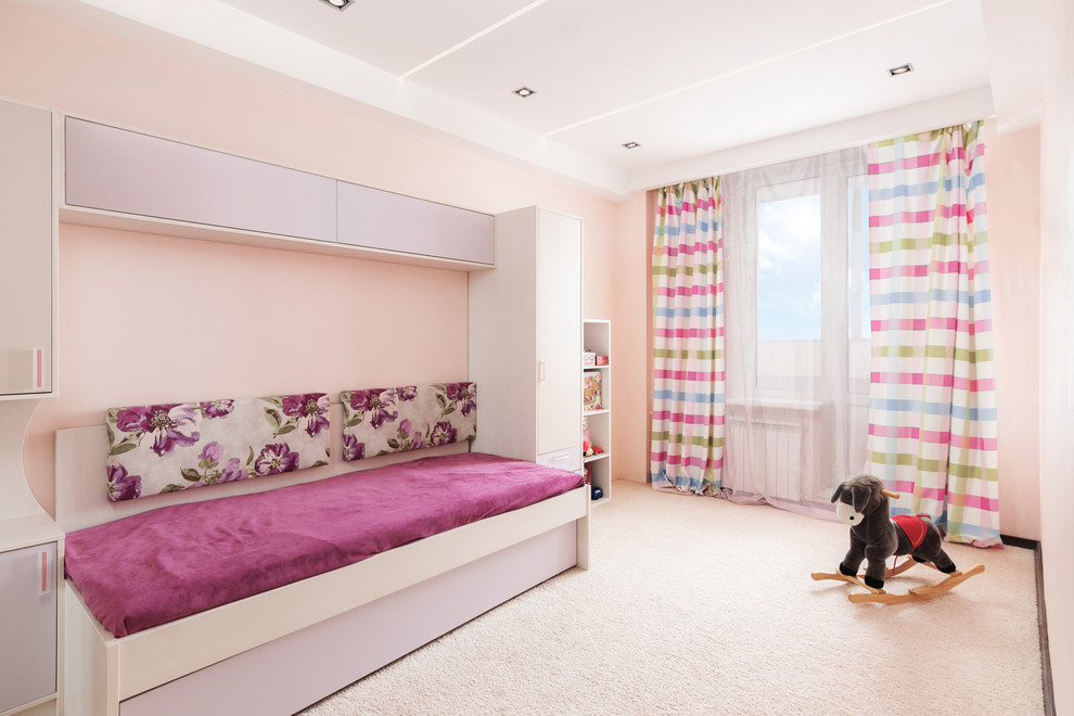 На фото: детская с игровой среднего размера в современном стиле с розовыми стенами, ковровым покрытием и розовым полом для ребенка от 4 до 10 лет, девочки с