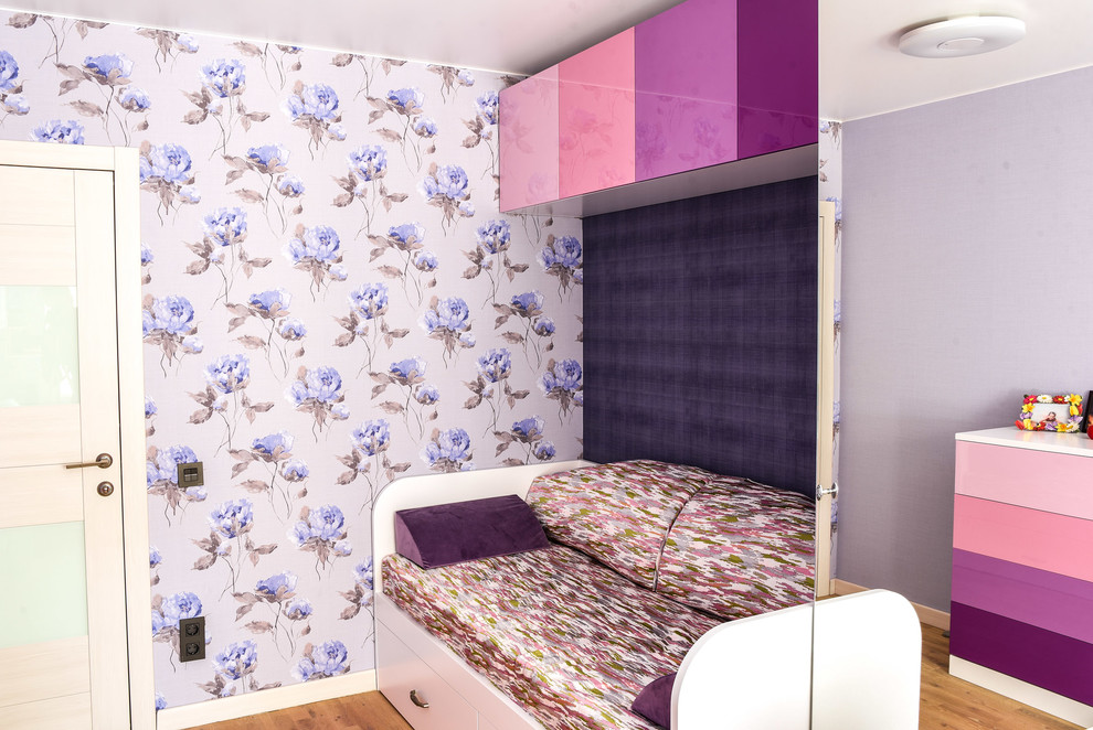 Bild på ett litet funkis flickrum kombinerat med sovrum och för 4-10-åringar, med lila väggar, mellanmörkt trägolv och beiget golv