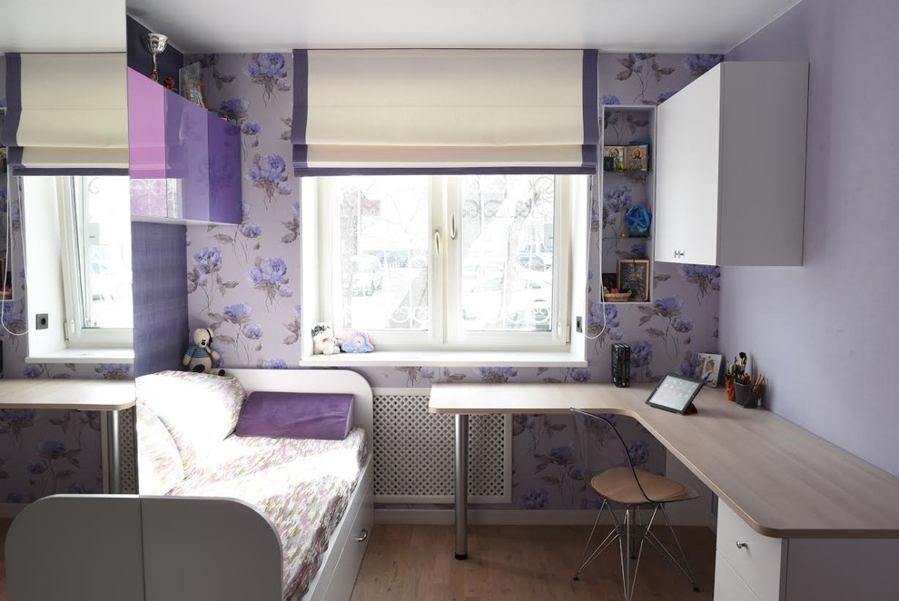 Bild på ett litet funkis flickrum kombinerat med sovrum och för 4-10-åringar, med lila väggar, mellanmörkt trägolv och beiget golv