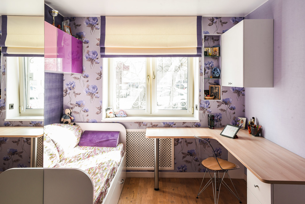 Kleines Modernes Mädchenzimmer mit Schlafplatz, lila Wandfarbe, braunem Holzboden und beigem Boden in Moskau
