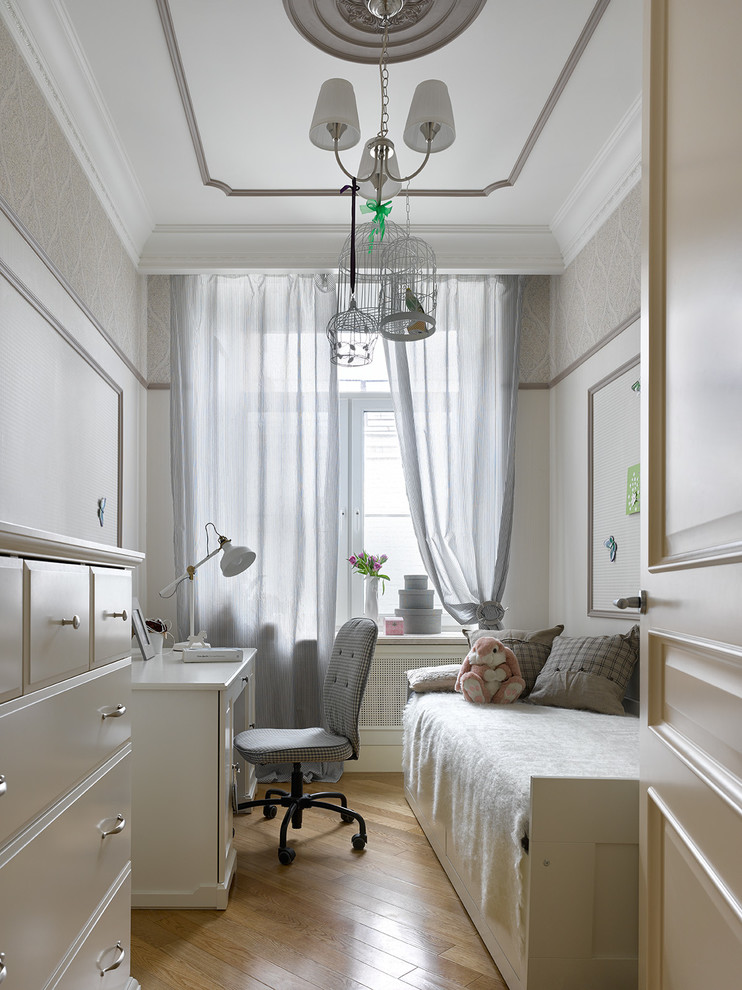 Idéer för ett klassiskt flickrum kombinerat med sovrum och för 4-10-åringar, med vita väggar, ljust trägolv och beiget golv