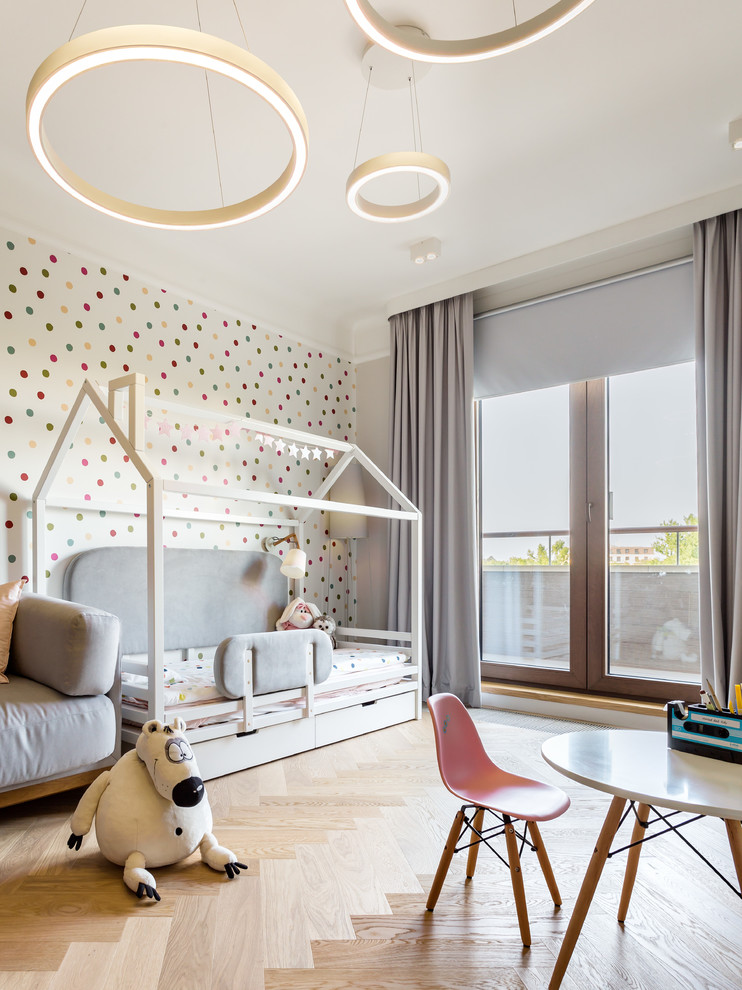 Idee per una cameretta per bambini da 1 a 3 anni contemporanea di medie dimensioni con pareti multicolore, pavimento beige e parquet chiaro