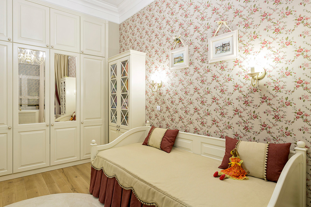 Modelo de dormitorio infantil clásico renovado con paredes multicolor y suelo de madera en tonos medios