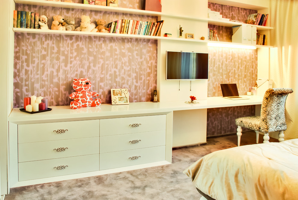 Exempel på ett mellanstort klassiskt barnrum kombinerat med sovrum, med vita väggar, heltäckningsmatta och lila golv