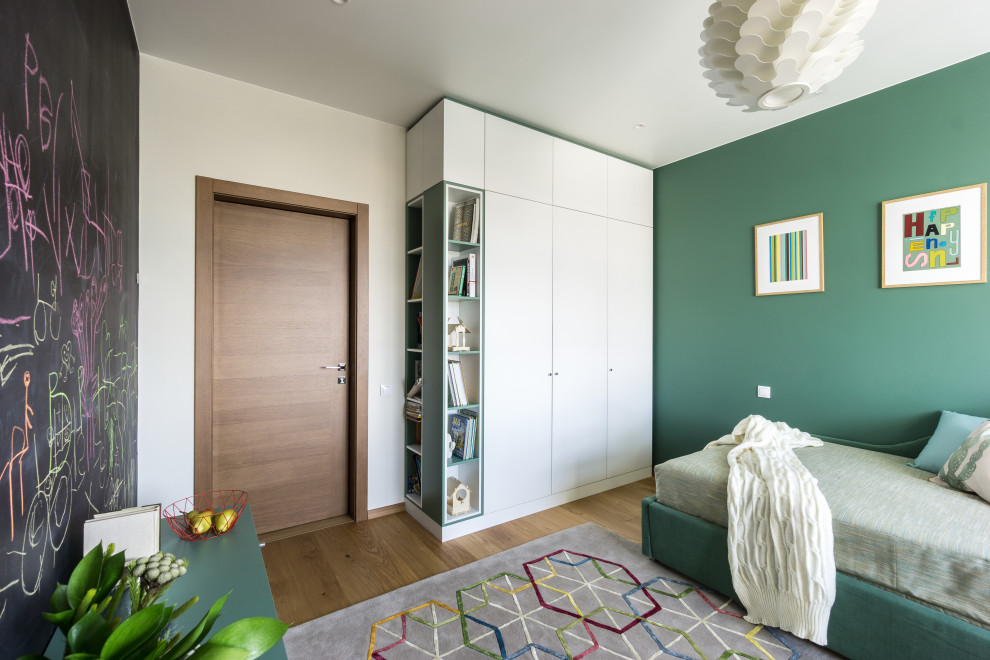 Diseño de dormitorio infantil contemporáneo con paredes verdes, suelo de madera en tonos medios y suelo marrón