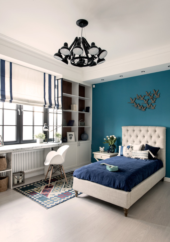 Diseño de dormitorio infantil clásico renovado con paredes azules, suelo de madera clara y suelo beige