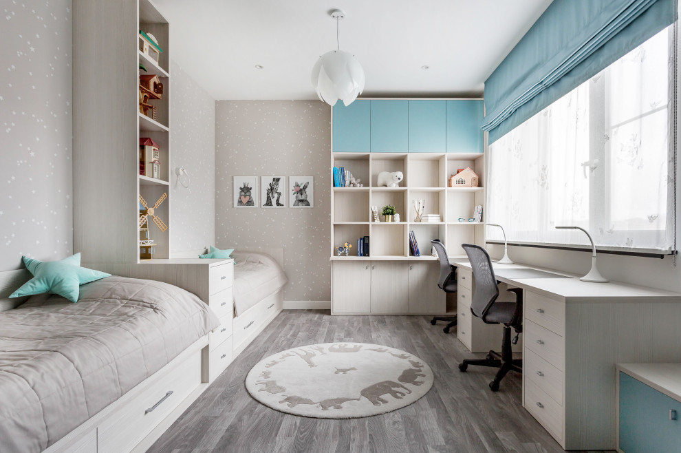 Modelo de habitación infantil unisex nórdica con paredes grises, suelo de madera en tonos medios y suelo gris