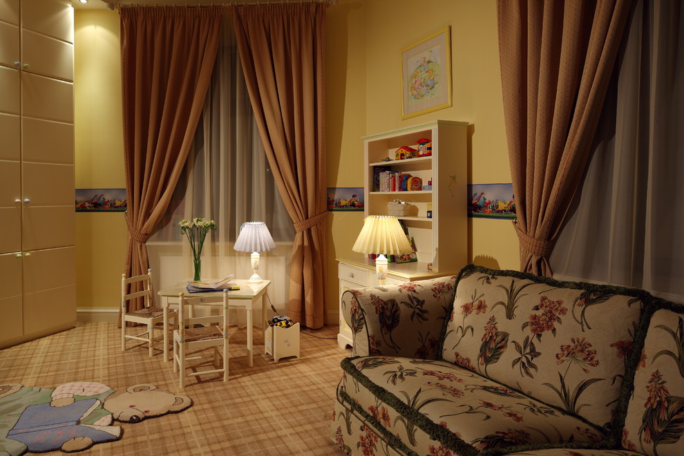 Inspiration för klassiska könsneutrala barnrum kombinerat med lekrum, med gula väggar och heltäckningsmatta