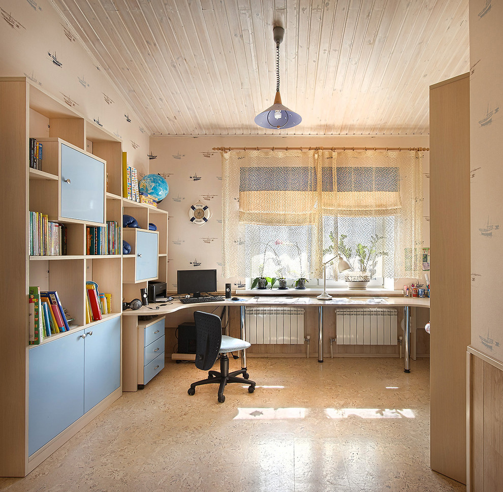 Cette photo montre une chambre de garçon tendance avec un sol en liège et un bureau.