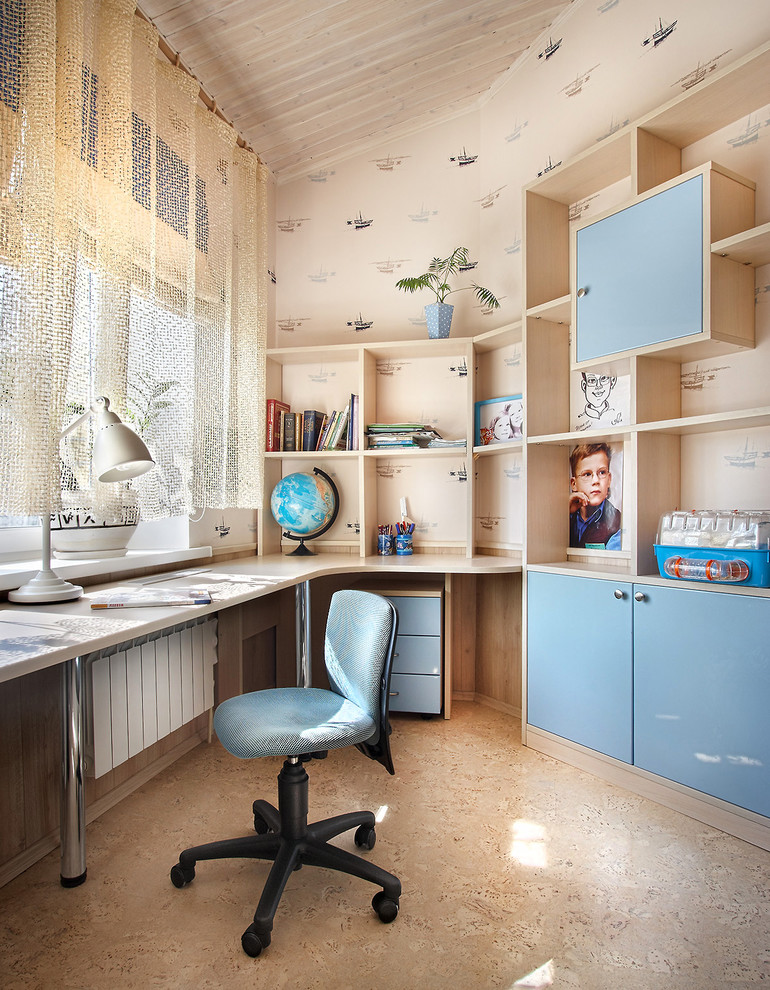 Idéer för ett modernt pojkrum kombinerat med skrivbord och för 4-10-åringar, med beige väggar och korkgolv