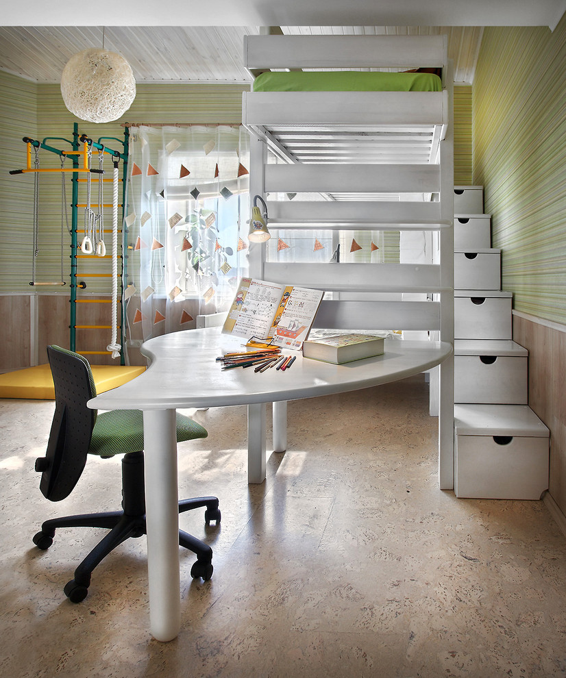 Ispirazione per un angolo studio per bambini minimal con pareti verdi e pavimento in sughero