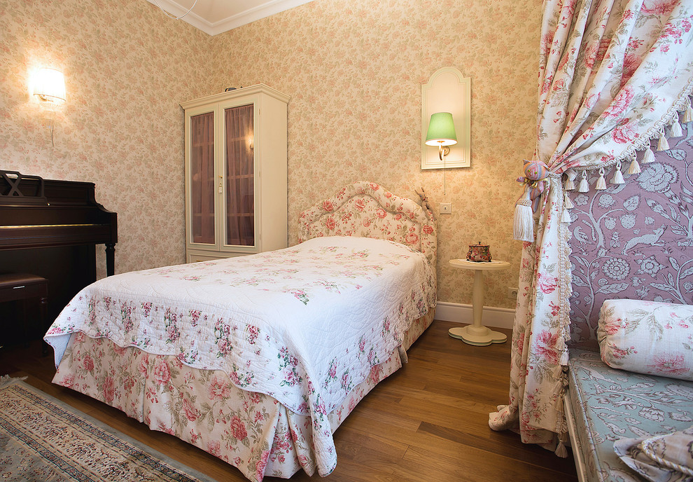 Diseño de dormitorio infantil de 4 a 10 años tropical de tamaño medio con paredes rosas y suelo de madera en tonos medios