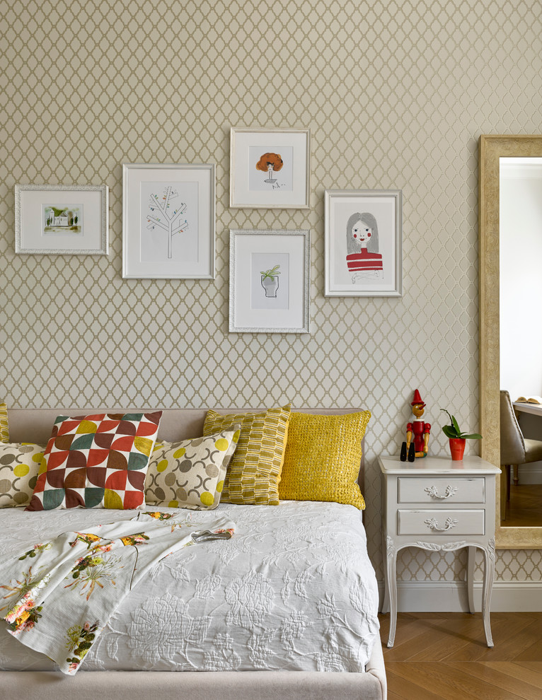 Imagen de dormitorio infantil clásico renovado con paredes beige, suelo de madera en tonos medios y suelo marrón