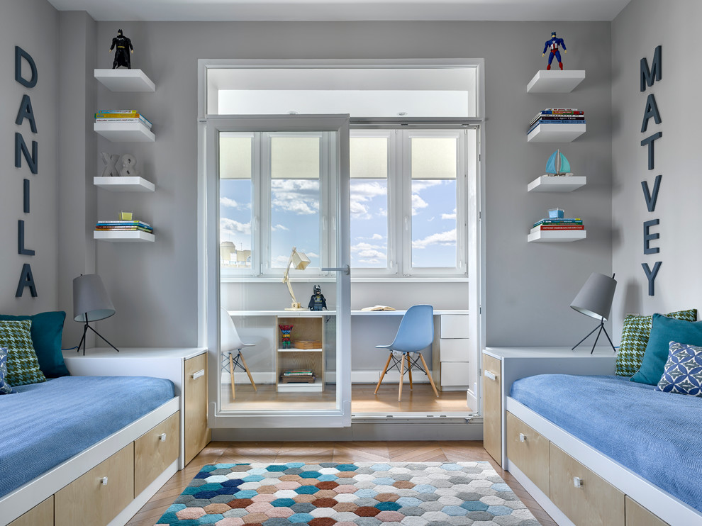Inspiration för ett funkis pojkrum kombinerat med sovrum, med grå väggar och mellanmörkt trägolv