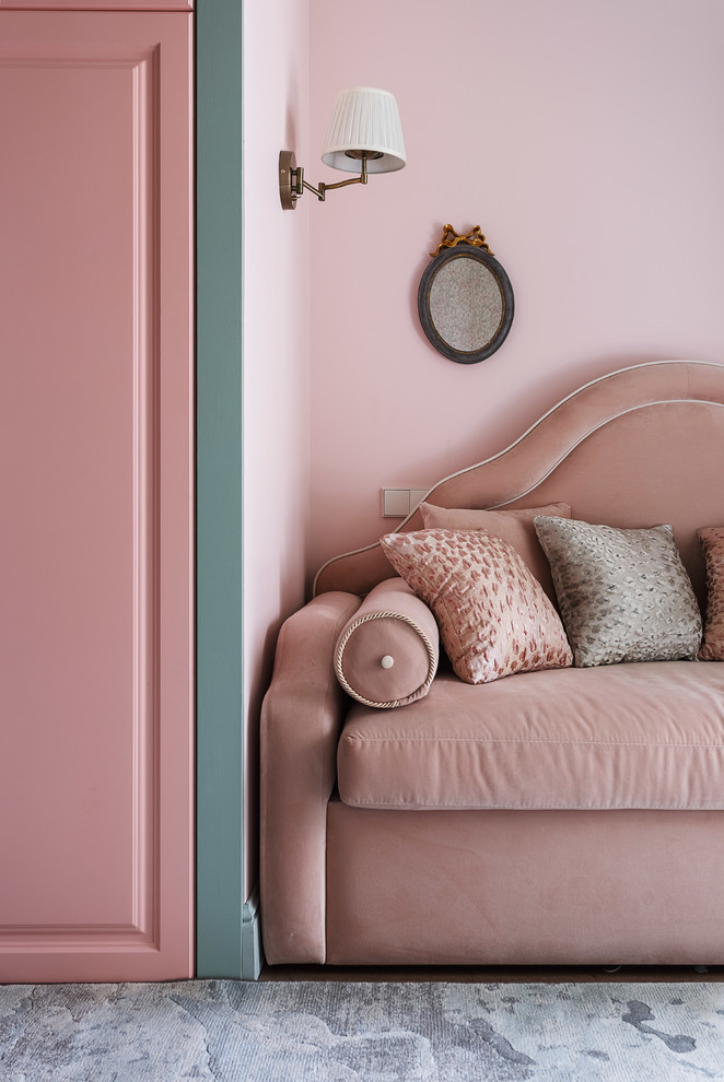 Идея дизайна: детская среднего размера в классическом стиле с спальным местом, розовыми стенами и ковровым покрытием для ребенка от 4 до 10 лет, девочки