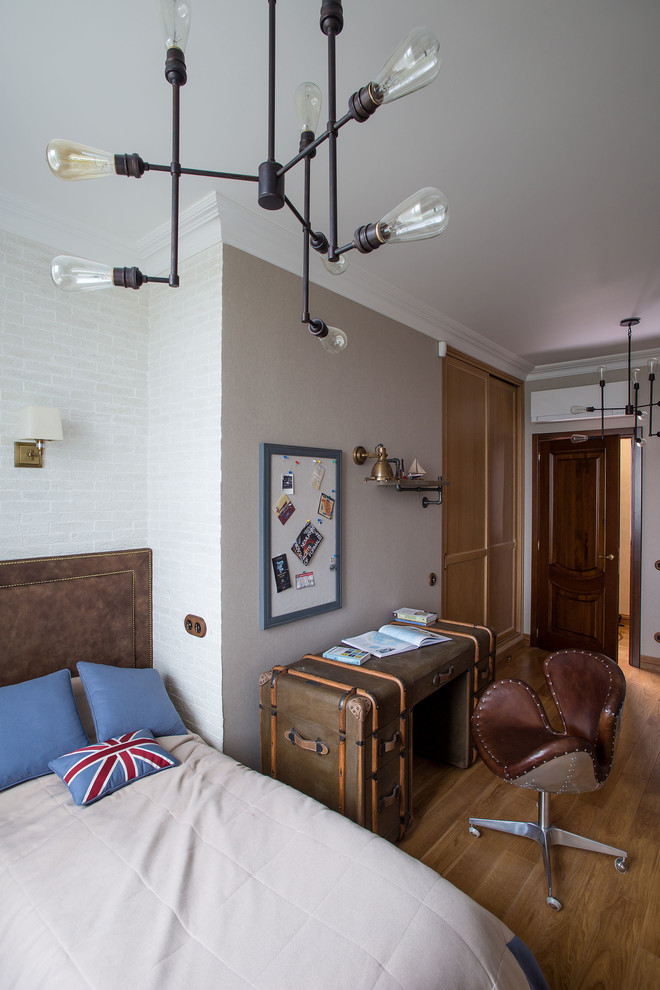 Imagen de habitación de niño urbana con suelo de madera en tonos medios