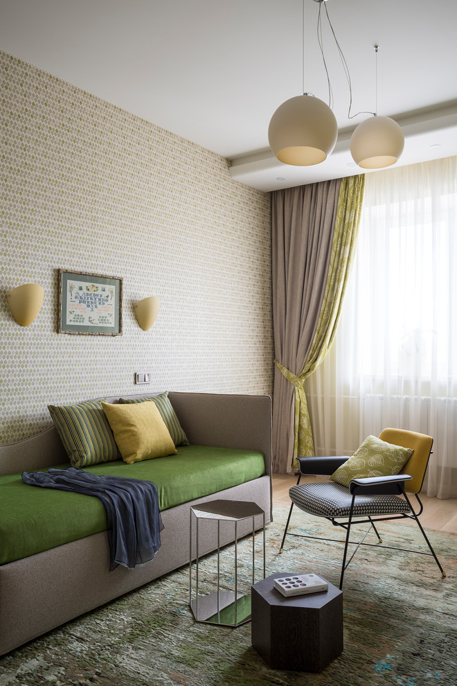На фото: нейтральная детская в современном стиле с спальным местом, бежевыми стенами, ковровым покрытием и зеленым полом с