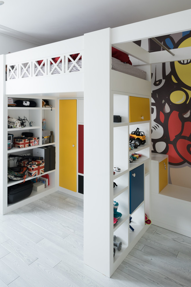 Inspiration för moderna pojkrum kombinerat med sovrum och för 4-10-åringar, med flerfärgade väggar, ljust trägolv och grått golv