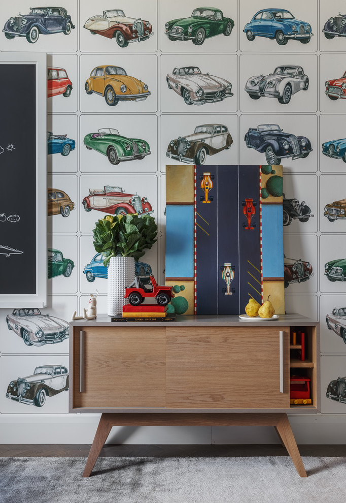 Modern inredning av ett pojkrum, med flerfärgade väggar