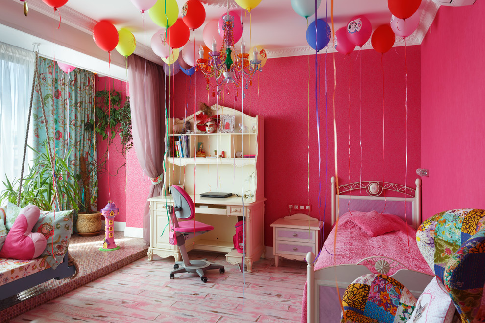 Diseño de habitación de niña bohemia grande con paredes rosas y suelo de madera pintada