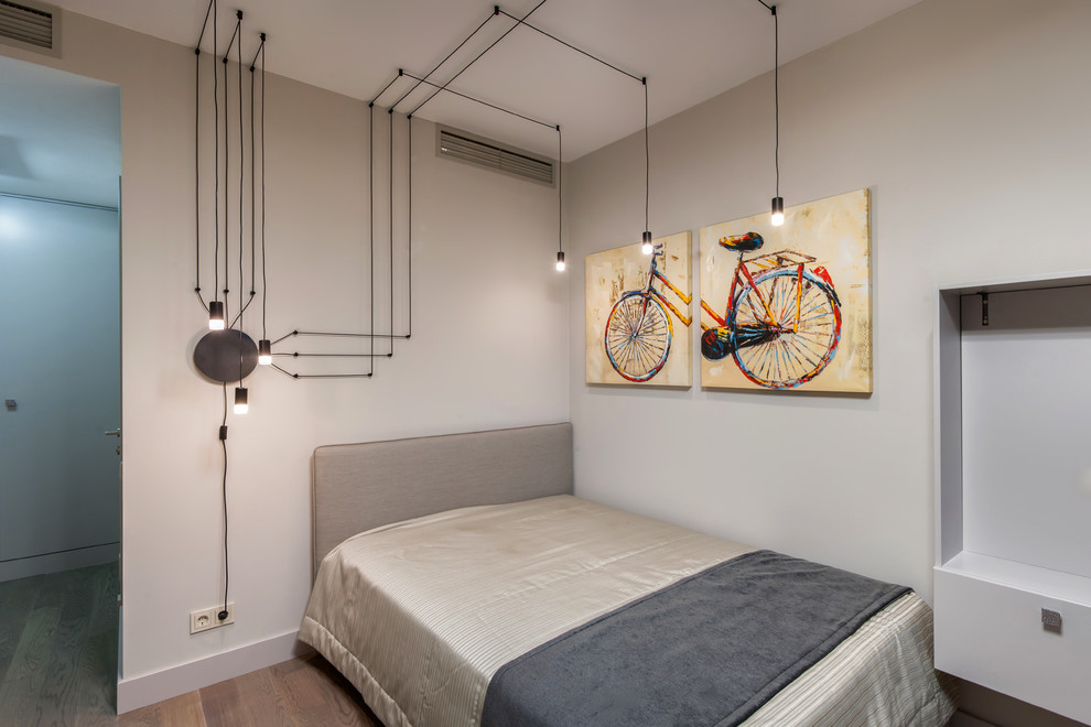 Идея дизайна: детская среднего размера в современном стиле с спальным местом, серыми стенами, полом из ламината и коричневым полом для подростка, мальчика